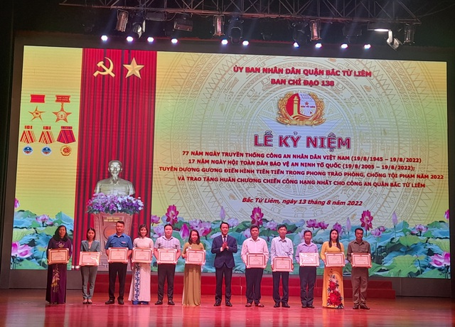 Công an quận Bắc Từ Liêm đón nhận Huân chương Chiến công hạng Nhất - Ảnh 7. Công an quận Bắc Từ Liêm đón nhận Huân chương Chiến công hạng Nhất - Ảnh 7.