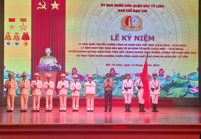 Công an quận Bắc Từ Liêm đón nhận Huân chương Chiến công hạng Nhất - Ảnh 5. Công an quận Bắc Từ Liêm đón nhận Huân chương Chiến công hạng Nhất - Ảnh 5.