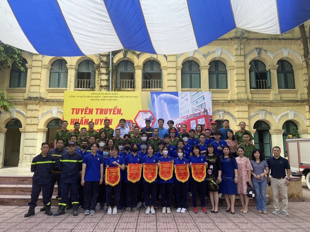 Quận Hoàn Kiến: Tuyên truyền, huấn luyện kỹ năng phòng cháy chữa cháy và cứu nạn cứu hộ cho học sinh - Ảnh 8.