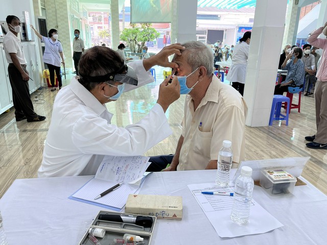 Bệnh viện Trưng Vương (TP. HCM): Chương trình mổ mắt miễn phí cho bệnh nhân có hoàn cảnh khó khăn - Ảnh 1.