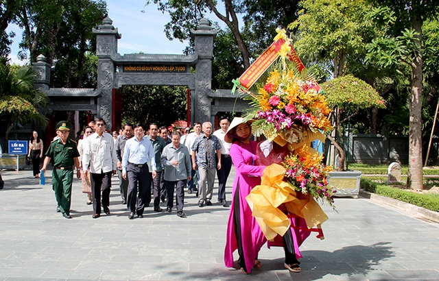 Nghệ An: Lễ kỷ niệm 60 năm ngày thiết lập quan hệ ngoại giao Việt Nam – Lào dâng hoa - Ảnh 1.