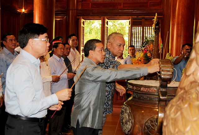 Nghệ An: Lễ kỷ niệm 60 năm ngày thiết lập quan hệ ngoại giao Việt Nam – Lào dâng hoa - Ảnh 3.