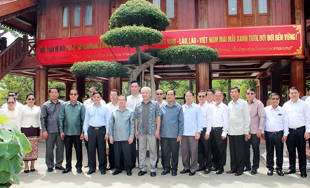 Nghệ An: Lễ kỷ niệm 60 năm ngày thiết lập quan hệ ngoại giao Việt Nam – Lào dâng hoa - Ảnh 4.