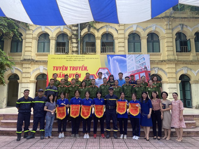 Quận Hoàn Kiến: Tuyên truyền, huấn luyện kỹ năng phòng cháy chữa cháy và cứu nạn cứu hộ cho học sinh - Ảnh 9.