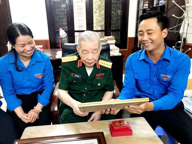 Tuổi trẻ Thủ đô thăm hỏi, tri ân và chúc mừng sinh nhật Đại tướng Nguyễn Quyết - Ảnh 1.