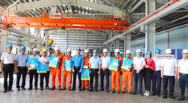 Thanh Hóa: Tổng Liên đoàn lao động Việt Nam thăm, tặng quà người lao động Công ty Nhiệt điện Nghi Sơn - Ảnh 1.