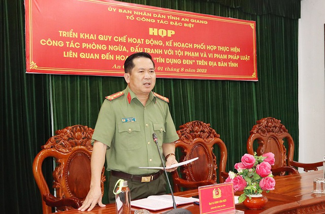 Đại tá Đinh Văn Nơi, Giám đốc Công an tỉnh, Tổ trưởng Tổ công tác đặc biệt phát biểu kết luận buổi họp.
