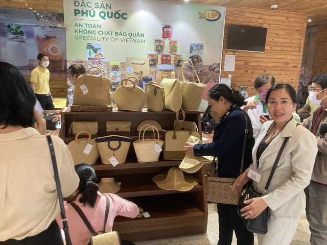 Du khách tham quan đồ thủ công mỹ nghệ của Công ty Thảo điền Phú Hương, huyện Giang Thành được trưng bày tại Long Beach Food Phú Quốc.