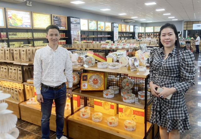 Chủ Doanh nghiệp Hồng Châu Yến bên sản phẩm được trưng bày, kết nối tiêu thụ tại hệ thống Long beach và Vietravel tại Phú Quốc.