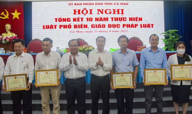 Ông Nguyễn Minh Luân - Phó Chủ tịch UBND tỉnh Cà Mau tặng Bằng khen của UBND tỉnh cho cho 12 tập thể và 18 cá nhân có thành tích tiêu biểu, xuất sắc trong tổ chức thực hiện Luật PBGDPL trên đại bàn tỉnh, giai đoạn 2012-2022.