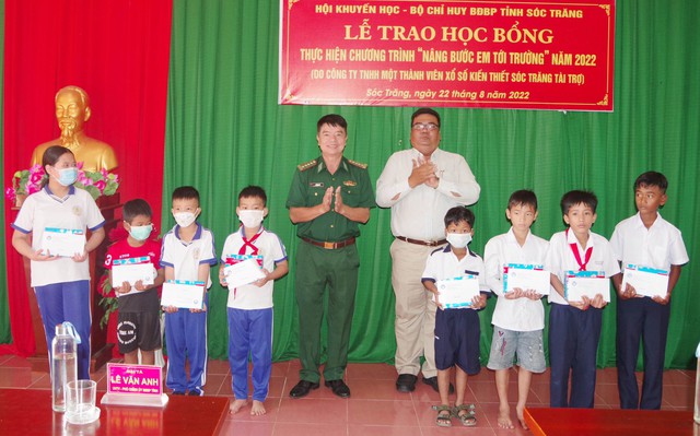 Đại diện lãnh đạo BĐBP tỉnh và Hội khuyến học tỉnh Sóc Trăng trao học bổng cho các em học sinh.