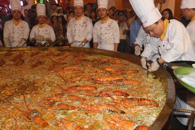 Lời tâm sự của người làm chiếc bánh xèo lớn nhất Việt Nam - Ảnh 1.