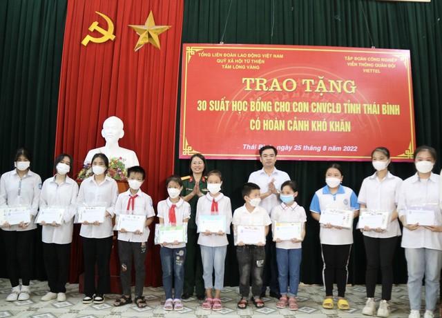 Thái Bình: Trao học bổng cho học sinh từ Quỹ xã hội từ thiện Tấm Lòng Vàng Báo Lao động - Ảnh 1.