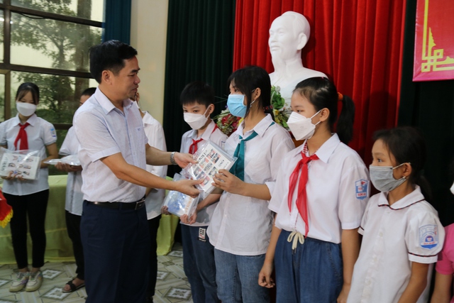 Thái Bình: Trao học bổng cho học sinh từ Quỹ xã hội từ thiện Tấm Lòng Vàng Báo Lao động - Ảnh 2.