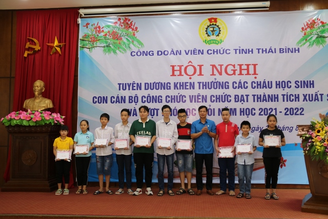 Thái Bình: Công đoàn Viên chức tỉnh biểu dương, khen thưởng 134 con đoàn viên, công chức, viên chức năm học 2021-2022 - Ảnh 2.