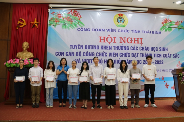 Thái Bình: Công đoàn Viên chức tỉnh biểu dương, khen thưởng 134 con đoàn viên, công chức, viên chức năm học 2021-2022 - Ảnh 3.