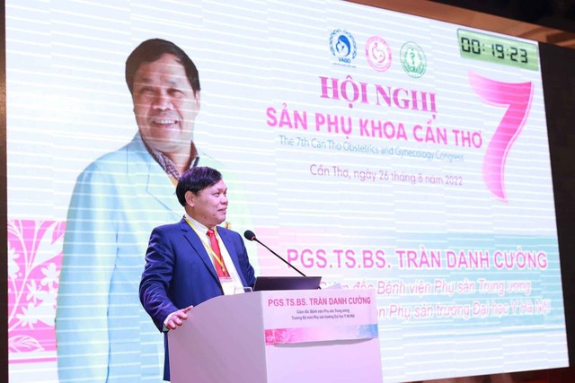PGS.TS.BS. Trần Danh Cường - Giám đốc Bệnh viện Phụ sản Trung ương, Trưởng Bộ môn Phụ sản trường Đại học Y Hà Nội báo cáo đề tài tại hội nghị.
