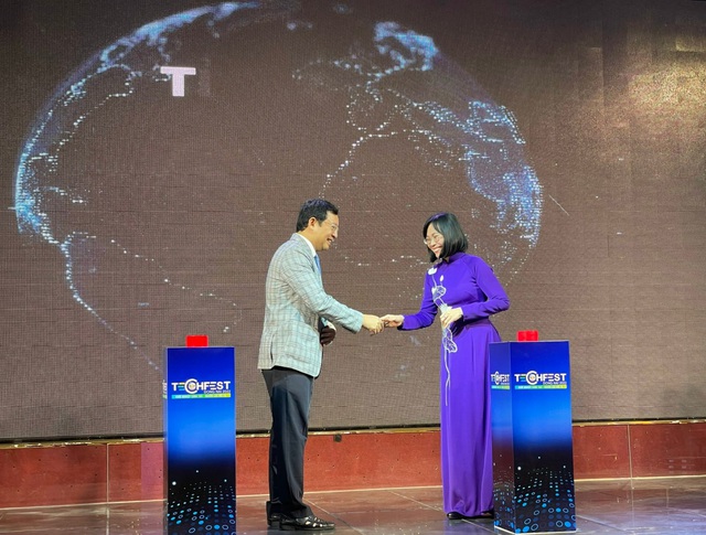 Phó Chủ tịch tỉnh Đồng Nai Nguyễn Thị Hoàng và ông Phạm Hồng Quất - Cục trưởng cục PTTT DN KHCN chính thức phát động ngày hội khởi nghiệp đổi mới sáng tạo tỉnh Đồng Nai - Techfest Đồng Nai 2022