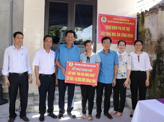 Thái Bình: Công đoàn Ngành NN&PTNN tổ chức trao kinh phí hỗ trợ đoàn viên xây nhà mái ấm - Ảnh 1.