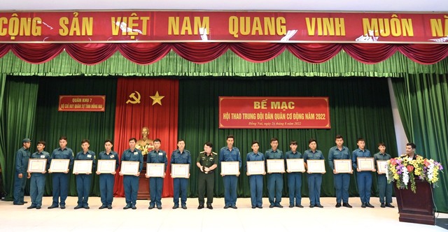 Đại tá Trương Ngọc Hải - Phó Chủ nhiệm Chính trị Bộ CHQS tỉnh Đồng Nai trao giấy khen cho các tập thể, cá nhân đạt thành tích