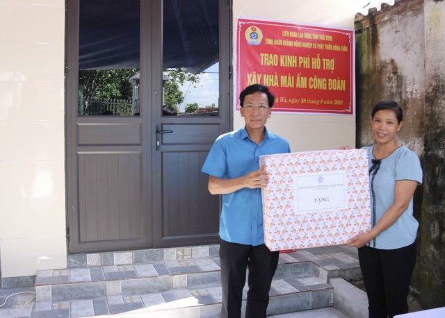 Thái Bình: Công đoàn Ngành NN&PTNN tổ chức trao kinh phí hỗ trợ đoàn viên xây nhà mái ấm - Ảnh 2.
