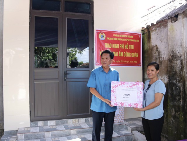 Thái Bình: Công đoàn Ngành NN&PTNN tổ chức trao kinh phí hỗ trợ đoàn viên xây nhà mái ấm - Ảnh 3.