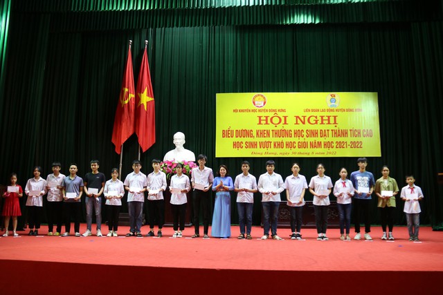 Thái Bình: Công đoàn huyện Đông Hưng trao quà cho 192 con đoàn viên, người lao động vượt khó học giỏi. - Ảnh 4.