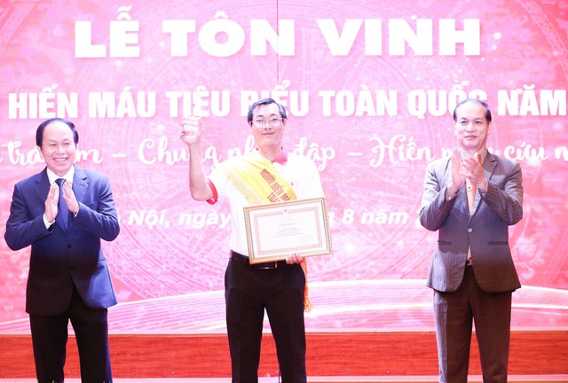 Anh Nguyễn Văn Dương nhận Bằng khen tại Lễ tôn vinh Người hiến máu tiêu biểu toàn quốc năm 2022.