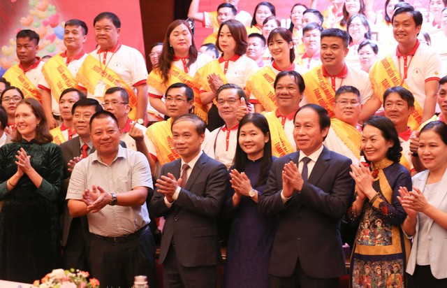 Ông Lê Tiến Châu - Phó Chủ tịch, Tổng Thư ký Ủy ban Trung ương MTTQ Việt Nam cùng các lãnh đạo Ban, bộ ngành trung ương và 100 đại biểu tiêu biểu chụp ảnh lưu niệm.