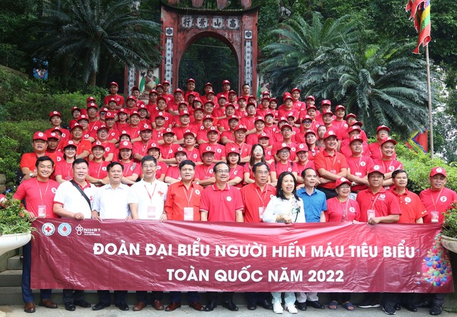 Đoàn đại biểu 100 Người hiến máu tiêu biểu toàn quốc năm 2022 chụp ảnh lưu niệm trước khi lên Dâng hương các Vua Hùng tại Đền Thượng.