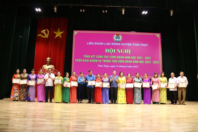 Thái Bình: 18 cá nhân được tặng Kỷ niệm chương Vì sự nghiệp xây dựng tổ chức công đoàn - Ảnh 1.