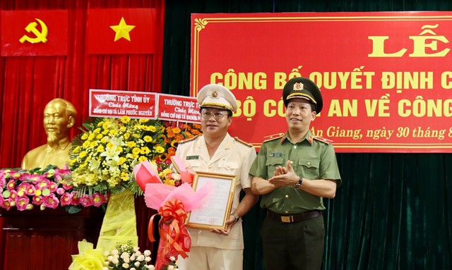 Thiếu tướng Lê Văn Tuyến, Thứ trưởng Bộ Công an trao Quyết định bổ nhiệm và tặng hoa chúc mừng Đại tá Lâm Phước Nguyên, Giám đốc Công an tỉnh An Giang.