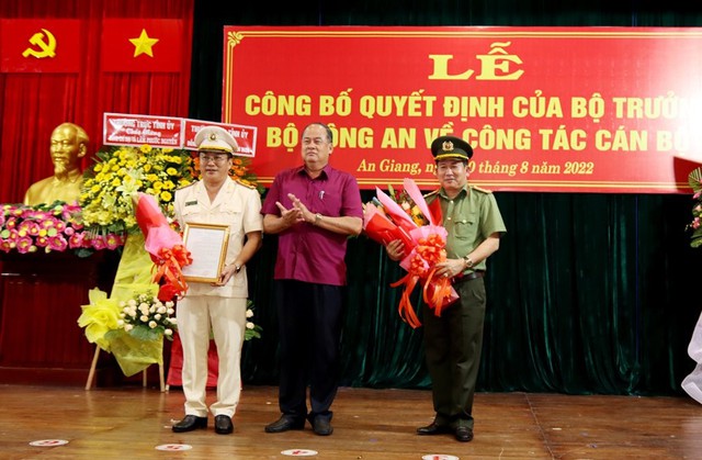 Ông Nguyễn Thanh Bình, Chủ tịch UBND tỉnh An Giang tặng hoa chúc mừng Đại tá Lâm Phước Nguyên và Đại tá Đinh Văn Nơi.