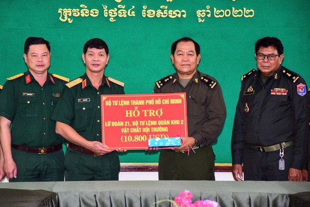 Bộ Tư lệnh TP. HCM tặng quà các đơn vị kết nghĩa Quân đội Hoàng gia Campuchia  - Ảnh 3.
