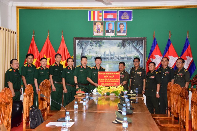 Bộ Tư lệnh TP. HCM tặng quà các đơn vị kết nghĩa Quân đội Hoàng gia Campuchia  - Ảnh 2.