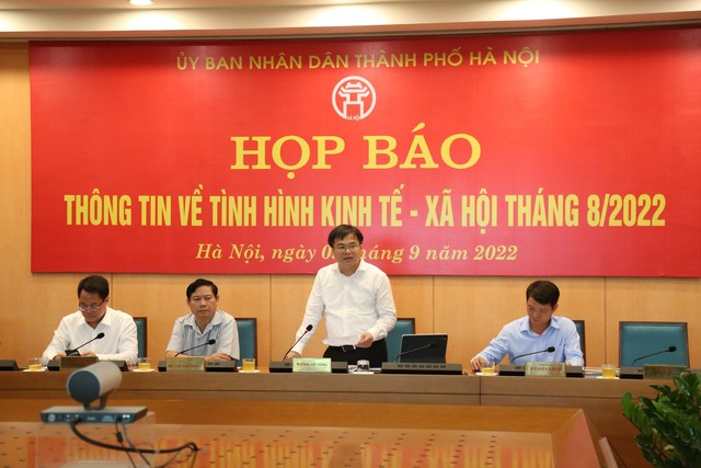 Chánh Văn phòng UBND thành phố Trương Việt Dũng báo cáo tình hình kinh tế - xã hội tháng 8 năm 2022.