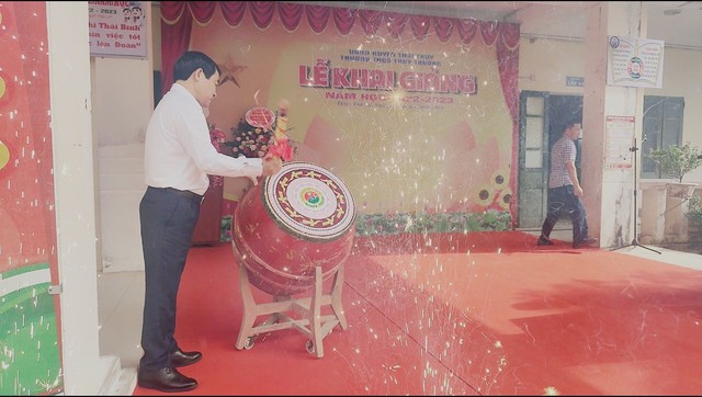 Thái Bình: Phòng GD&ĐT huyện Thái Thụy tặng quà cho các học sinh khó khăn trong dịp năm học mới. - Ảnh 2.