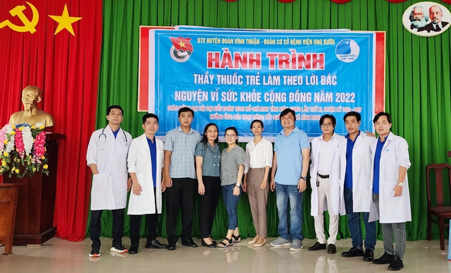 Các thầy thuốc trẻ Bệnh viện Ung Bướu Kiên Giang hành trình khám, cấp phát thuốc tại xã Bình Minh, huyện Vĩnh Thuận.