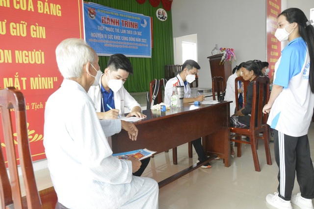 Khám bệnh và cấp phát thuốc cho người dân xã Bình Minh, huyện Vĩnh Thuận.