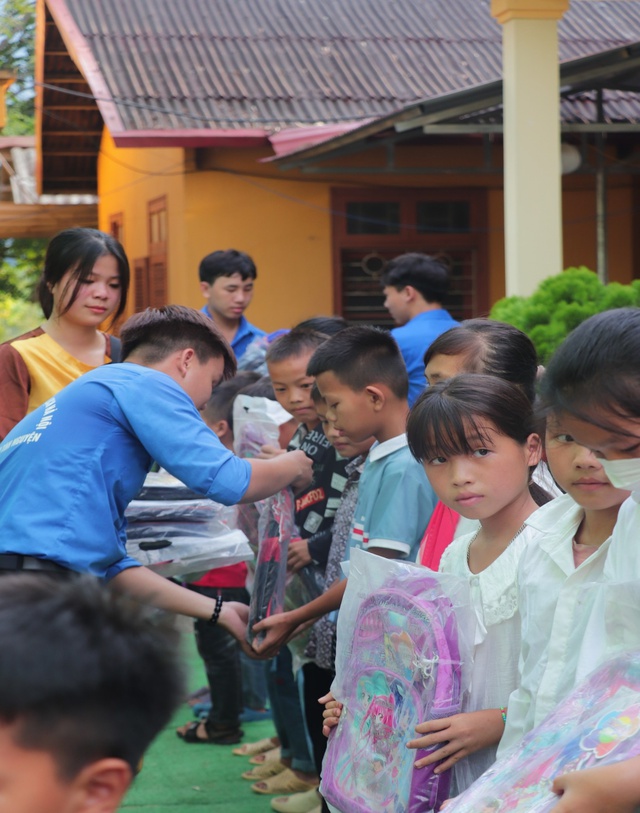 Đội trưởng Đội SVTN Nguyễn Tiến Dũng thay mặt Đội trao tặng 100 chiếc balo cho trẻ đến trường tại xã Tri Phú, huyện Chiêm Hóa, tỉnh Tuyên Quang