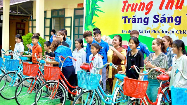 Trao tặng 10 chiếc xe đạp cho trẻ nhà xa hiếu học tại xã Tri Phú, huyện Chiêm Hóa, tỉnh Tuyên Quang
