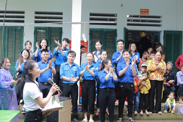 Bà Phạm Thị Luyến – Phó Chủ tịch UBND xã Nam Sơn phát biểu trong chương trình Mùa Hè Xanh tại điểm trường thôn 2 Lê Hồng Phong