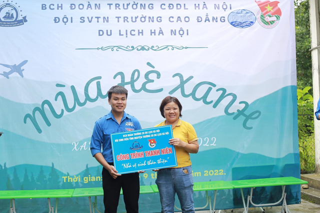 Trao tặng 45 suất quà bao gồm vở tập tô và các đồ dùng học tập cho các em nhỏ tại điểm trường thôn 2 Lê Hồng Phong