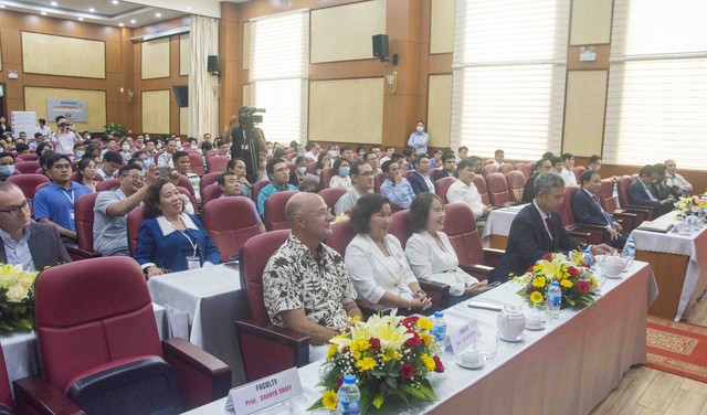 Các đại biểu tham dự Hội thảo và Đào tạo y khoa liên tục CME.