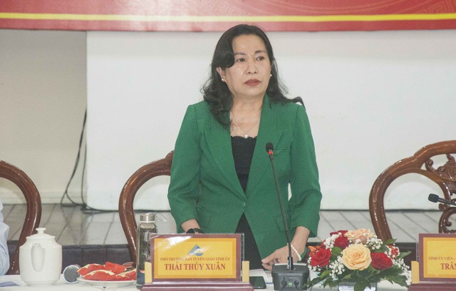 Bà Thái Thúy Xuân - Phó Trưởng ban Tuyên giáo Tỉnh ủy An Giang thông tin tổ chức sáng tác ca khúc về An Giang.