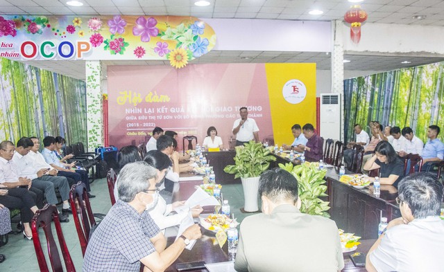 Quang cảnh hội đàm nhìn lại kết quả kết nối giao thương giữa Siêu thị Tứ Sơn với Sở Công thương các tỉnh, thành giai đoạn (2015-2022).