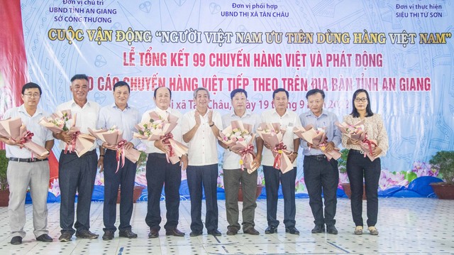 Lãnh đạo tỉnh An Giang tặng hoa chúc mừng ban tổ chức.
