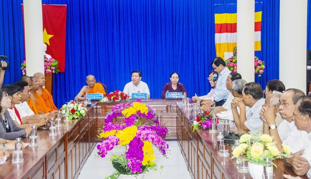 Thứ trưởng, Phó Chủ nhiệm Ủy Ban Dân tộc Lê Sơn Hải cùng đoàn công tác Ủy Ban Dân tộc đã đến thăm, chúc mừng lễ Sene Dolta của đồng bào Khmer tại Sóc Trăng.