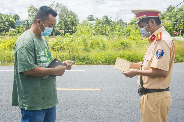 Đội CSGT Công an quận Ô Môn, TP Cần Thơ tăng cường kiểm tra, nhắc nhở, tuyên truyền về ATGT cho người dân tại nút giao giữa đường tỉnh 923 với đường tỉnh 922 chấp hành trật tự ATGT khi tham gia lưu thông trên tuyến đường tỉnh 922.
