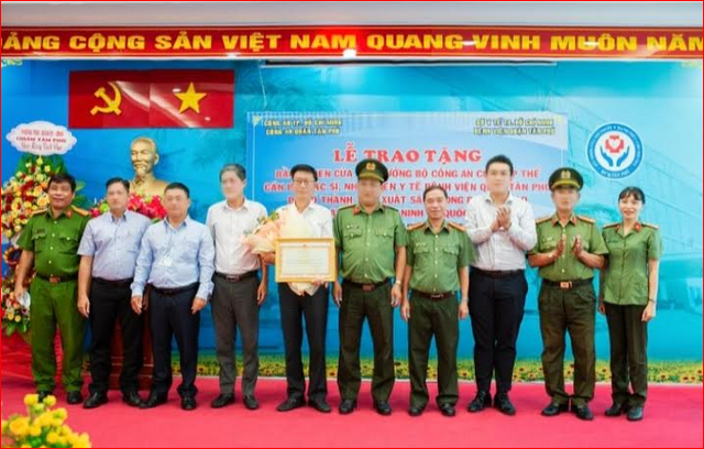 Bệnh viện quận Tân Phú: Đón nhận Bằng khen của Bộ trưởng Bộ Công an  - Ảnh 1.